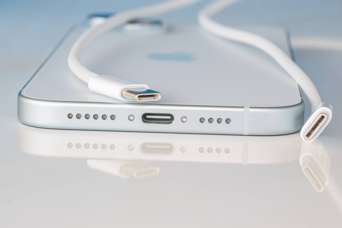 Cận cảnh mặt khung viền cổng sạc và loa iPhone 15 màu xanh Blue